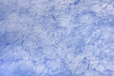 Bir açık yaz gününde yüksek bulutlar.