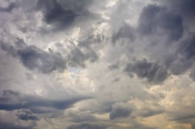 Güzel tehlikeli bulutlar fırtına öncesi sessizlik ile gökyüzünün görünümü.