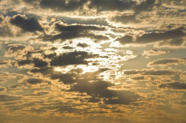 Bulutlar, gündoğumu ile görkemli gökyüzü.