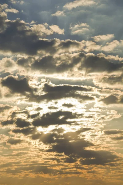 Majestätischer Himmel mit Wolken bei Sonnenaufgang. — Stockfoto