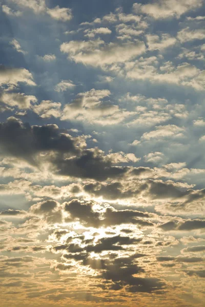 Majestätischer Himmel mit Wolken bei Sonnenaufgang. — Stockfoto