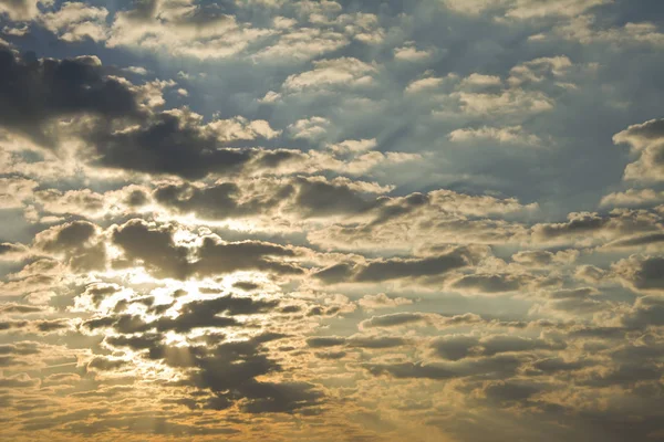 Majestätischer Himmel mit Wolken bei Sonnenaufgang. — Stockfoto