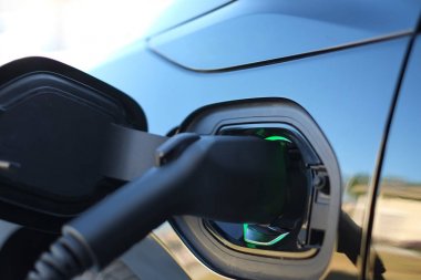 Evde siyah elektrikli otomobil fiyat istemek. yeni otomobil technolog