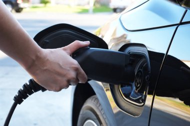 Evde siyah elektrikli otomobil fiyat istemek. yeni otomobil teknolojisi. gelecekteki araç.