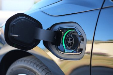 Evde siyah elektrikli otomobil fiyat istemek. yeni otomobil teknolojisi. gelecekteki araç.