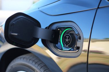Evde siyah elektrikli otomobil fiyat istemek. yeni otomobil teknolojisi. gelecekteki araç.