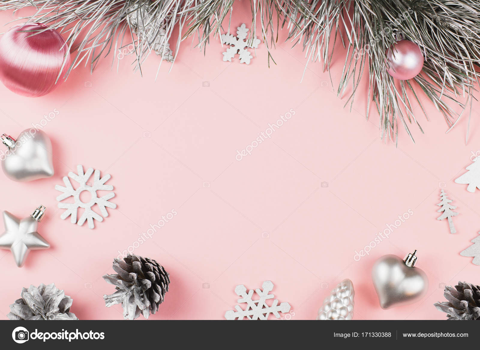 Kerst frame met spar takken, twijgen van naaldbomen kegels, kerstballen