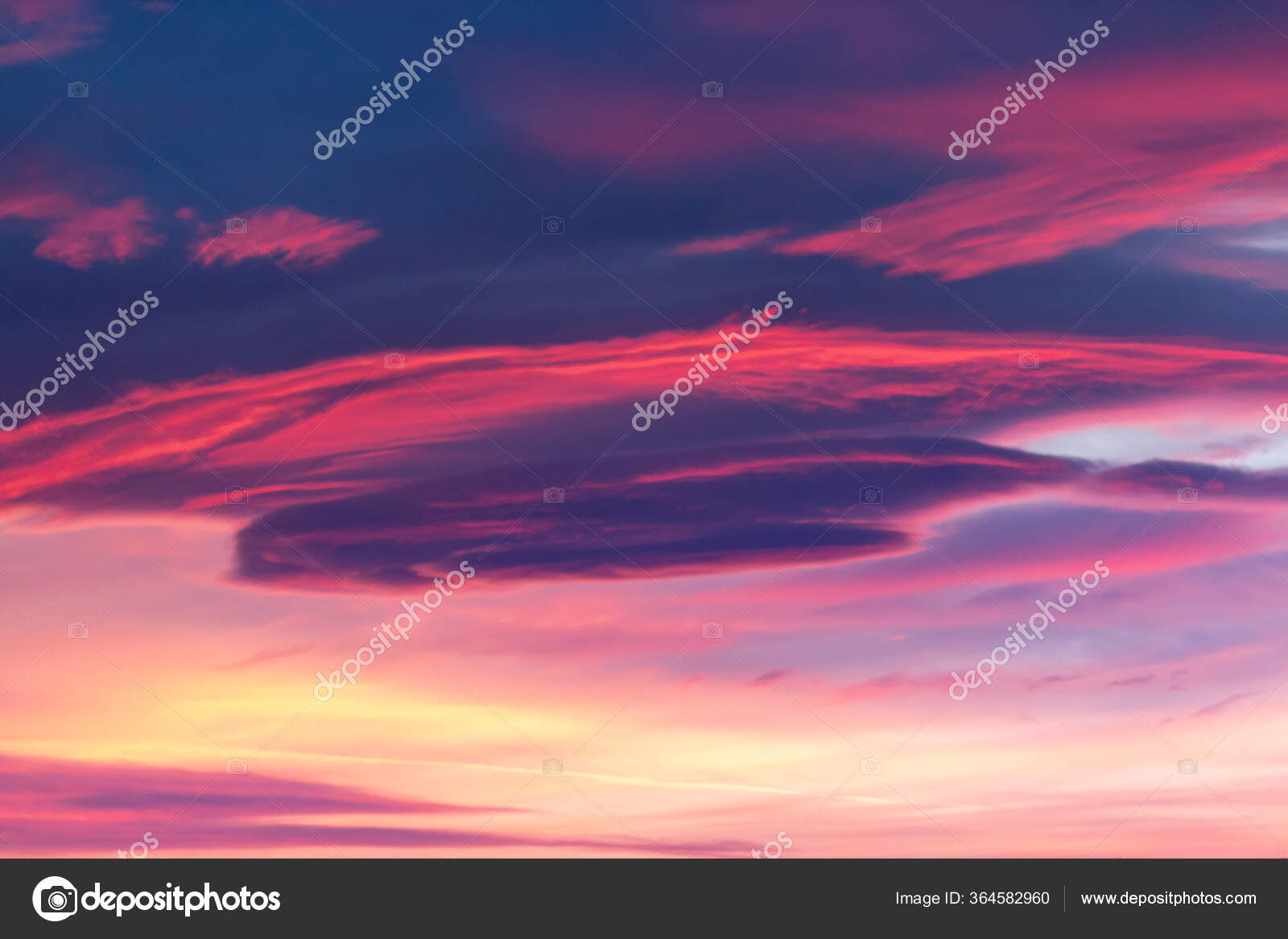 Latar Belakang Langit Dramatis Dengan Warna Ungu Merah Muda Dan Stok Foto C Marythepooh 364582960