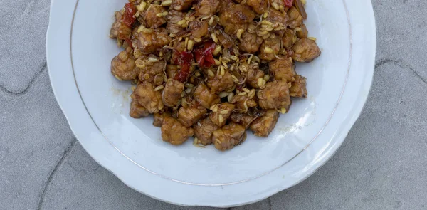 Tempe manis con salsa di peperoncino è cibo culinario tradizionale indonesiano. Street Food indonesiano — Foto Stock