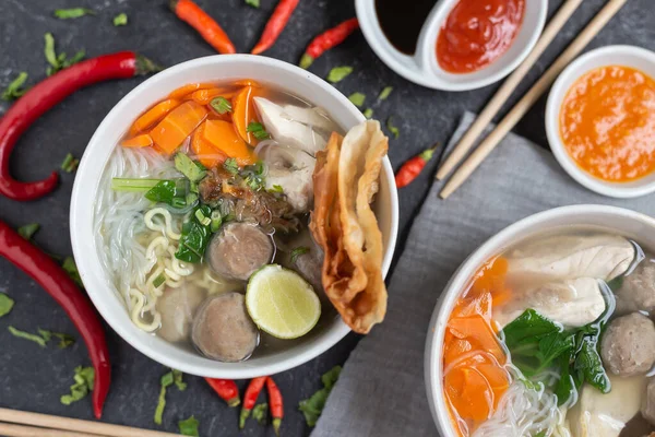 Indonesian Famous Food street Bakso o albóndigas servidas con fideos, arroz, galletas saladas, salsa, zanahoria y carne de res — Foto de Stock