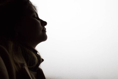 Güzel kız pencere bakıyor.