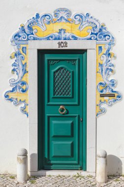 Kapı tipik Portekizce çini ile