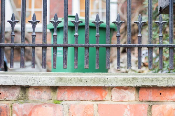 Çitin üzerinden tuğla duvar