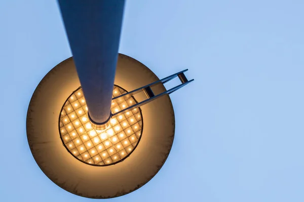 Bakış açısı altında bir sokak lambası