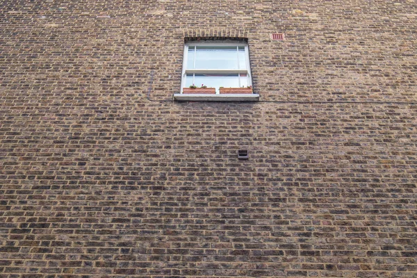 Büyük bir duvarında küçük pencere