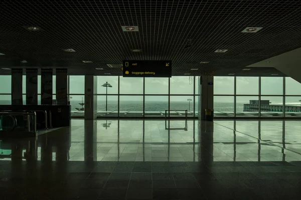 Harika manzaralı boş Havaalanı çıkışı