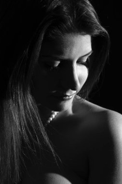 Esmer kadın portresi yüksek karşıtlık