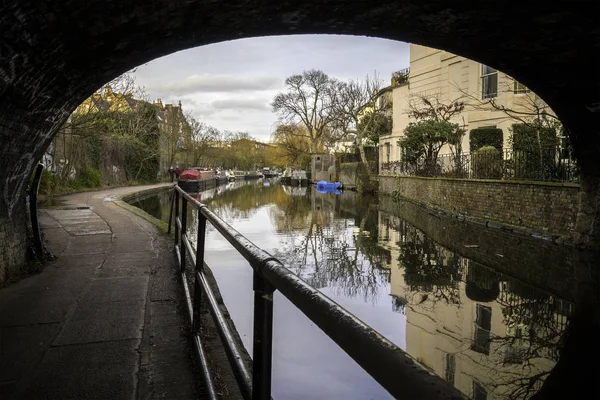 British canal with houseboats — Stock Photo, Image