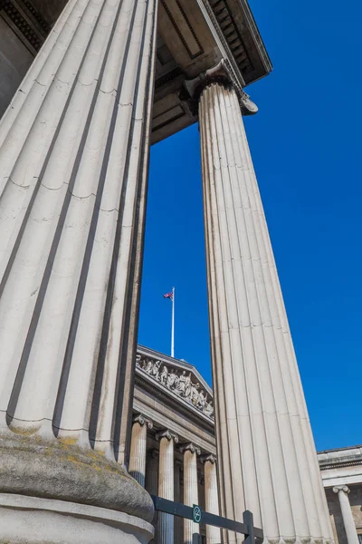 Roma sütunları karşı mavi gökyüzü tarz.