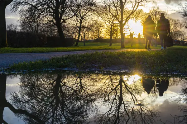 Parkta su yansıyan çift