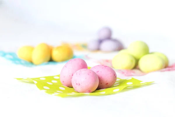 renkli çikolata Paskalya yumurtaları 