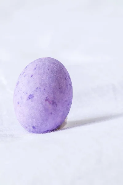 在一条白床单的紫色复活节彩蛋。 — 图库照片