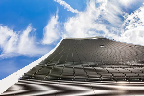 Mavi gökyüzü karşı eğri gökdelen