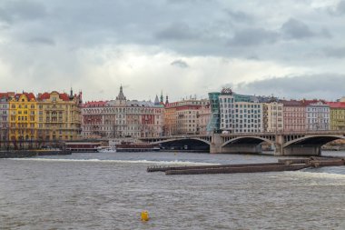 Prag 'daki nehir manzarası