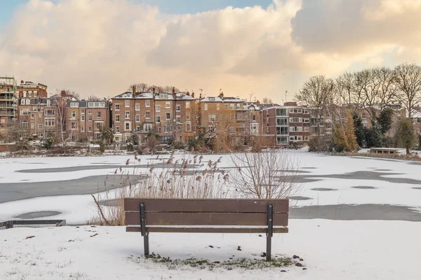 Bench in front of the frozen lake — Stock Photo, Image
