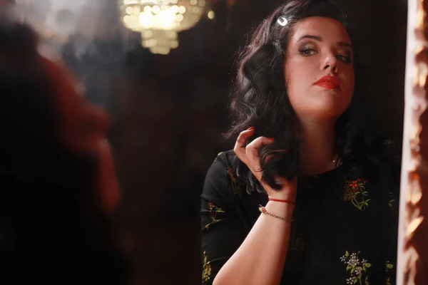 Kız taranmak ayna, yemyeşil kırmızı dudaklar, esmer yapar saç modeli, abiye, esmer, sinema oyuncusu, Hollywood diva, kadın toz meme, portre bir tarih, Sarayı iç, retro tarzı, glitter, makyajla büyülü yüzü sevimli tombul bebek kız