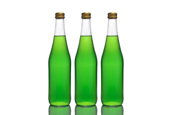Trzy Duże Szklane Butelki Zielonym Stojakiem Powierzchni Lustra Białym Tle — Zdjęcie stockowe