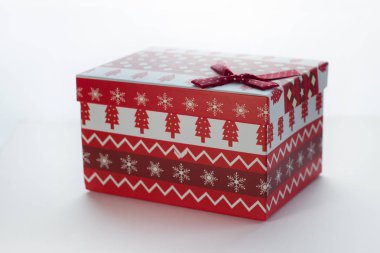 Beyaz izole edilmiş arka planda kırmızı hediyeli Noel ağacı resmi yakın açılı. Köşede bir yay var.