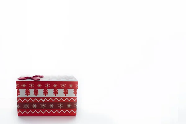 Ένα Κόκκινο Χριστουγεννιάτικο Κουτί Δώρα Και Ένα Τόξο Στέκεται Λευκό — Φωτογραφία Αρχείου
