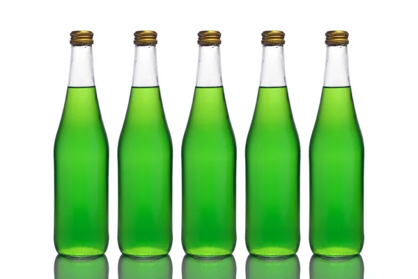 Pięć Dużych Szklanych Butelek Zielonym Stojakiem Powierzchni Lustra Białym Tle — Zdjęcie stockowe