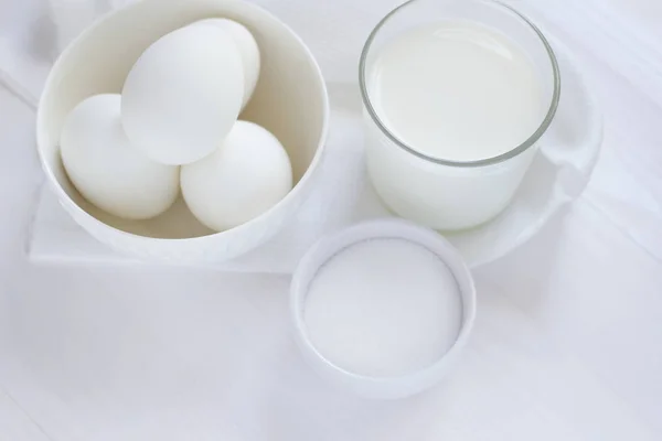 Vier Weiße Eier Liegen Einem Teller Auf Einem Weißen Holztisch — Stockfoto