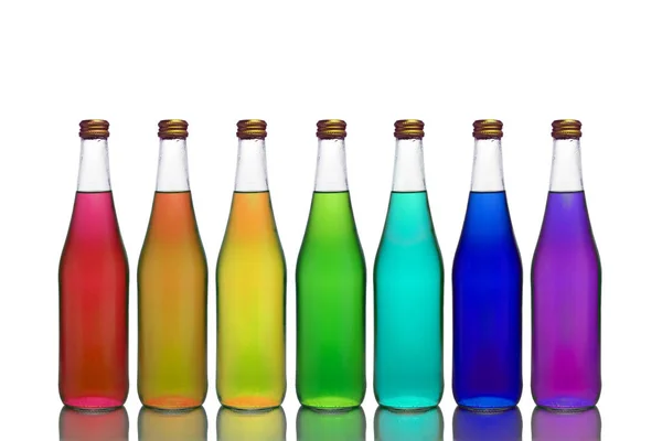 Przezroczyste Szklane Butelki Różnych Kolorach Stoją Powierzchni Lustra Białym Tle — Zdjęcie stockowe