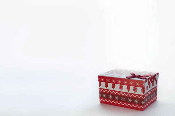 Een Rode Kerstdoos Met Geschenken Een Strik Staat Een Witte — Stockfoto