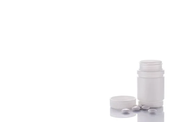 Una Bottiglia Pillole Trova Una Superficie Specchio Uno Sfondo Bianco — Foto Stock