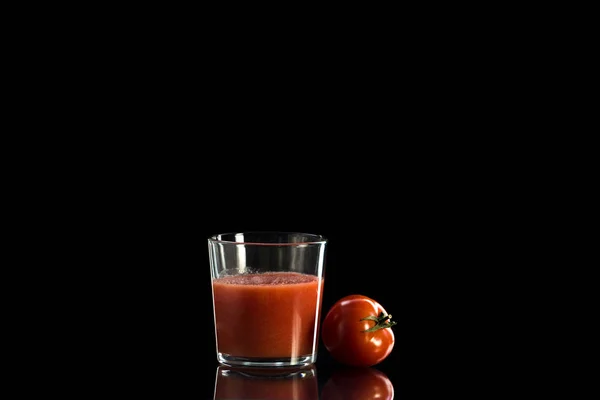 Ein Glasbecher Mit Tomatensaft Steht Auf Einer Reflektierenden Oberfläche Auf — Stockfoto