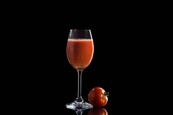 Ett Glas Tomatjuice Står Reflekterande Yta Mörk Bakgrund Och Bredvid — Stockfoto
