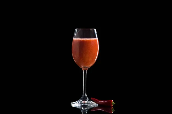 Ett Glas Vin Med Tomatjuice Står Reflekterande Yta Mörk Bakgrund — Stockfoto