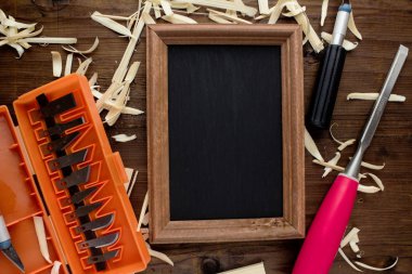 Tebeşir tahtası odun ve talaş kesme seti yanında duruyor..