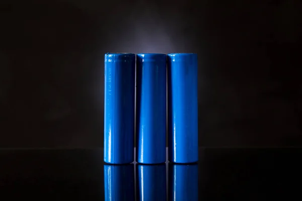 Drei Große High Ampere Batterien Auf Schwarzem Hintergrund — Stockfoto