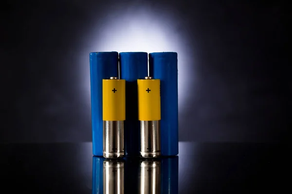 Drie Grote Blauwe Oplaadbare Batterijen Twee Gele Kleine Batterijen — Stockfoto