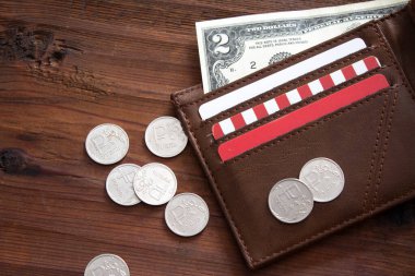Ahşap bir masanın üzerinde dolar ve ruble olan deri cüzdanı aç..