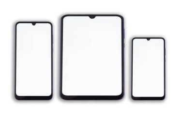 Tablet ve iki farklı boyutta akıllı telefon beyaz izole bir arka planda..