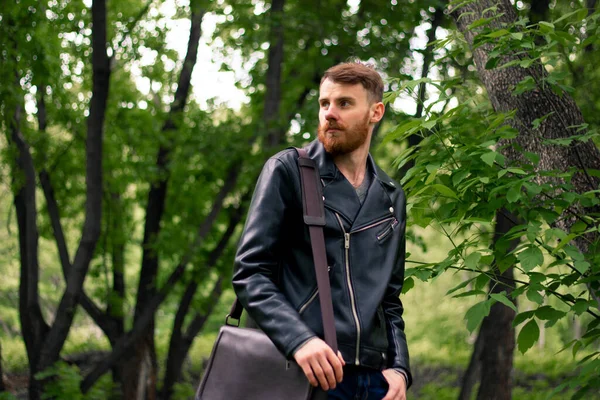 Yoğun bir ormanın arka planına düşünceli bir bakış..