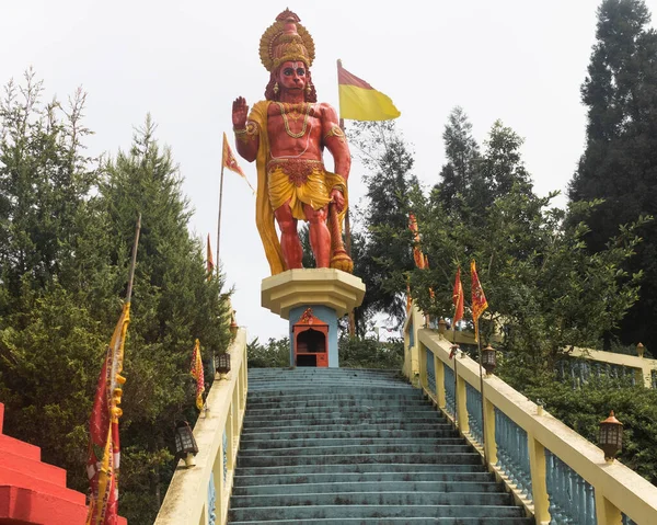 Estátua de Hanuman com uma bela vista do ambiente . — Fotografia de Stock