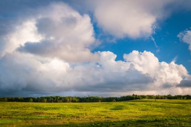 Üzerinde büyük Meadows, Shenandoah Milli Parkı'nda güzel bulutlar, 
