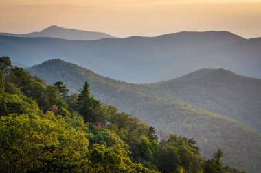 Blue Ridge dağlarının manzarası üzerinden batımında görülen katmanları 